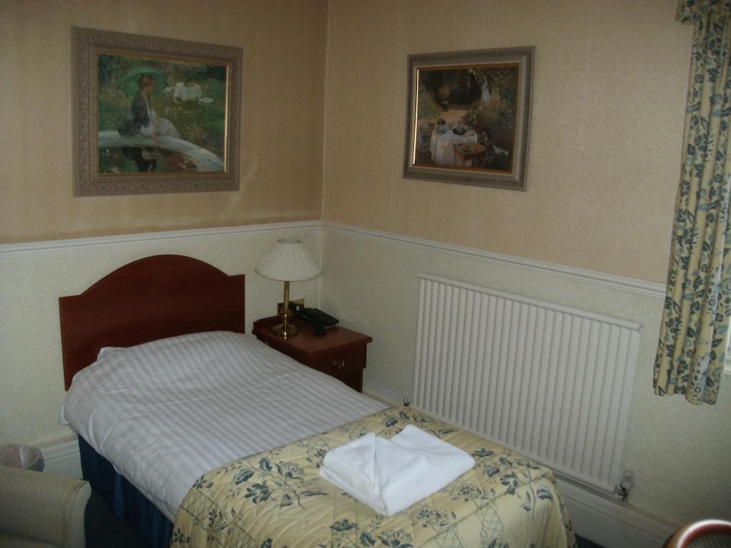 Clarkes Hotel Barrow In Furness Szoba fotó